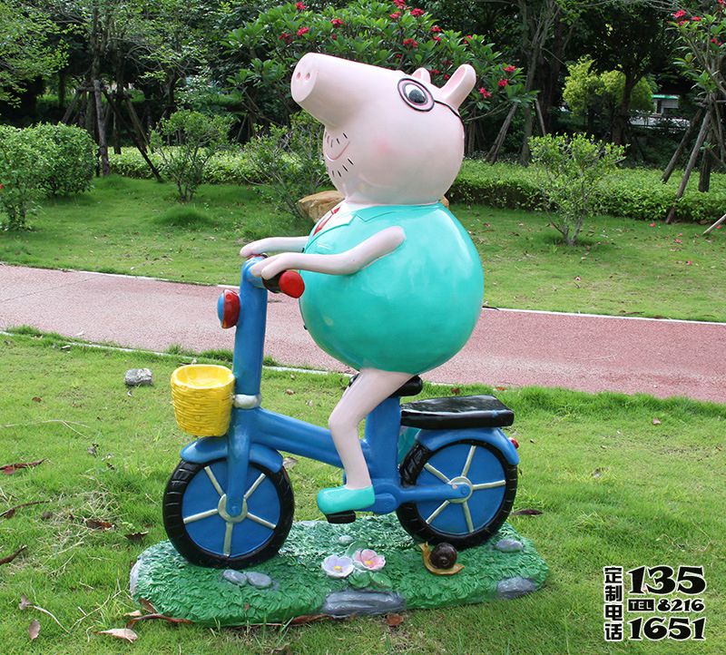 公園景觀玻璃鋼豬爸爸騎車(chē)雕塑 公園景觀玻璃鋼豬爸爸騎車(chē)雕塑