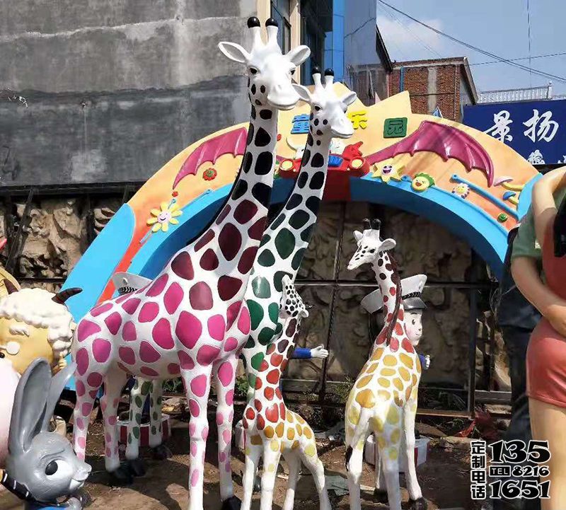 玻璃鋼彩繪卡通動(dòng)物游樂場(chǎng)長頸鹿雕塑 玻璃鋼彩繪卡通動(dòng)物游樂場(chǎng)長頸鹿雕塑